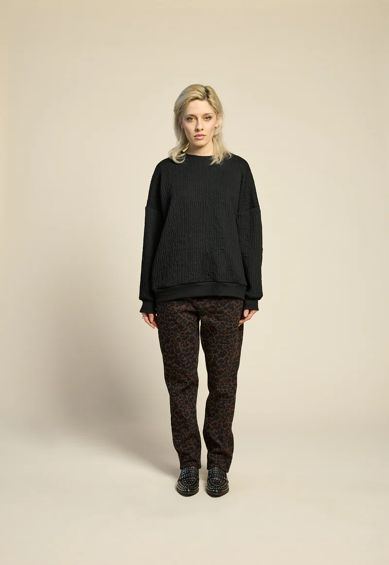 cokluch-haut-chandail-hotel-noir-pantalon-breeze-cappucino-ah2526-1