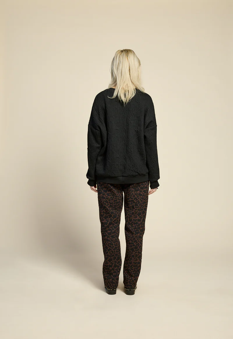cokluch-haut-chandail-hotel-noir-pantalon-breeze-cappucino-ah2526-2