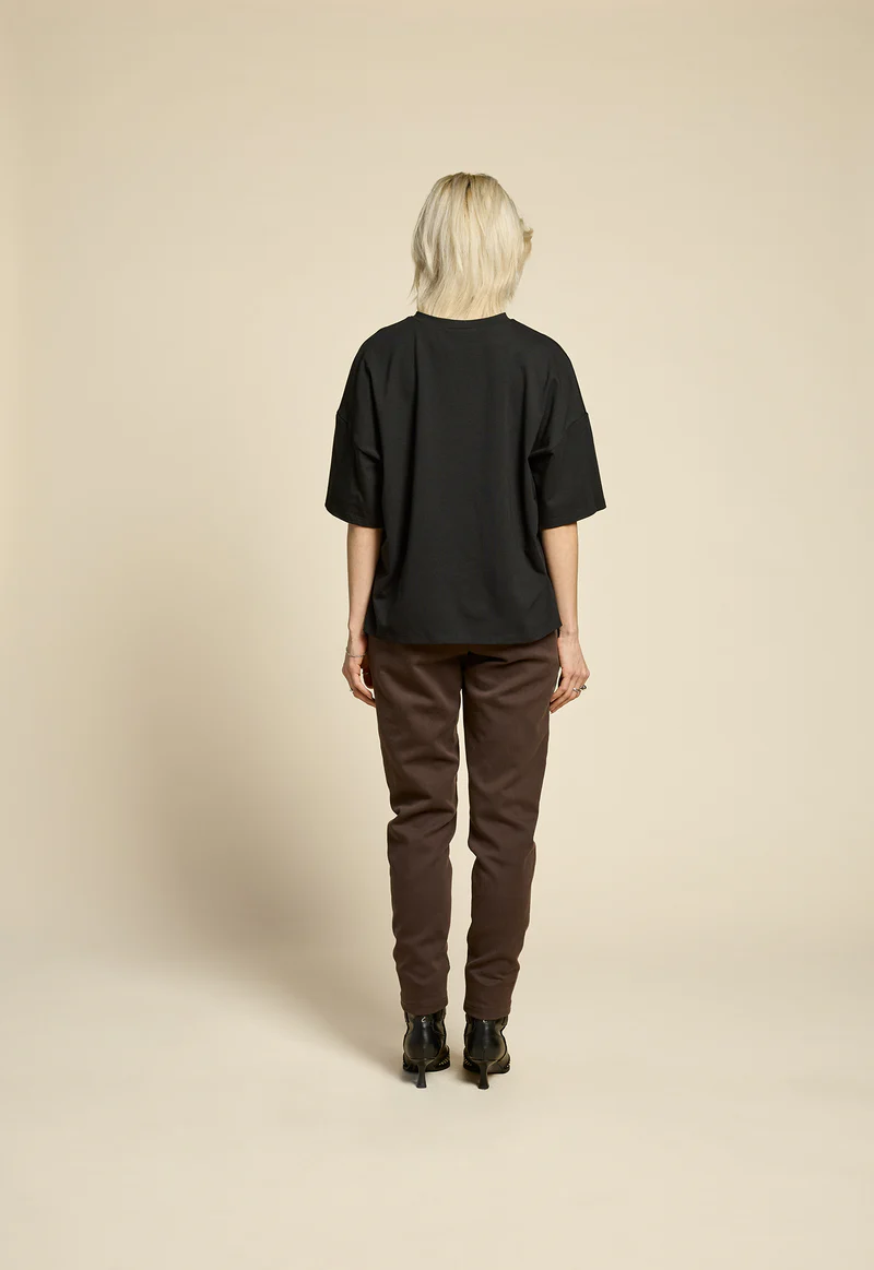 cokluch-haut-thelook-noir-pantalon-immortels-ganache-ah2526-2